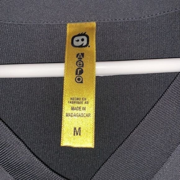 Aero  V-Neck Gray Scrub Top With Pockets For Women M - Picture 2 of 9